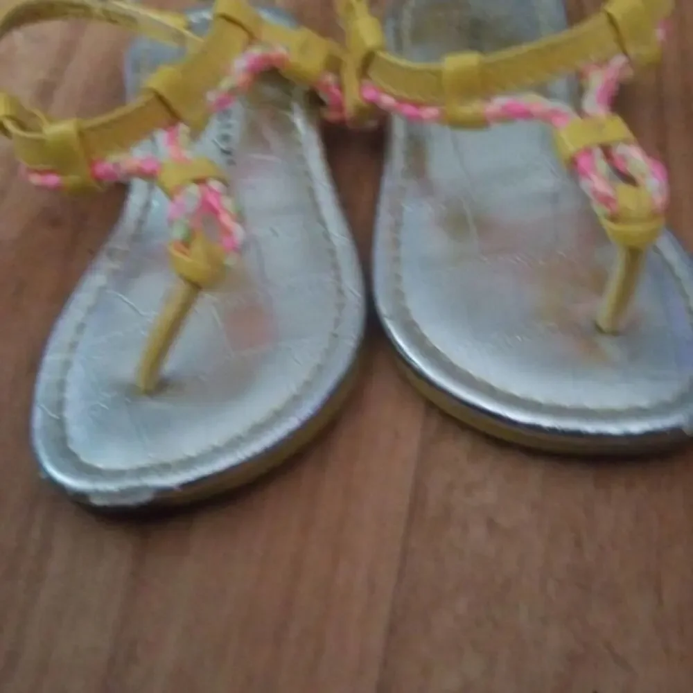 Used girls sandles size 6‎